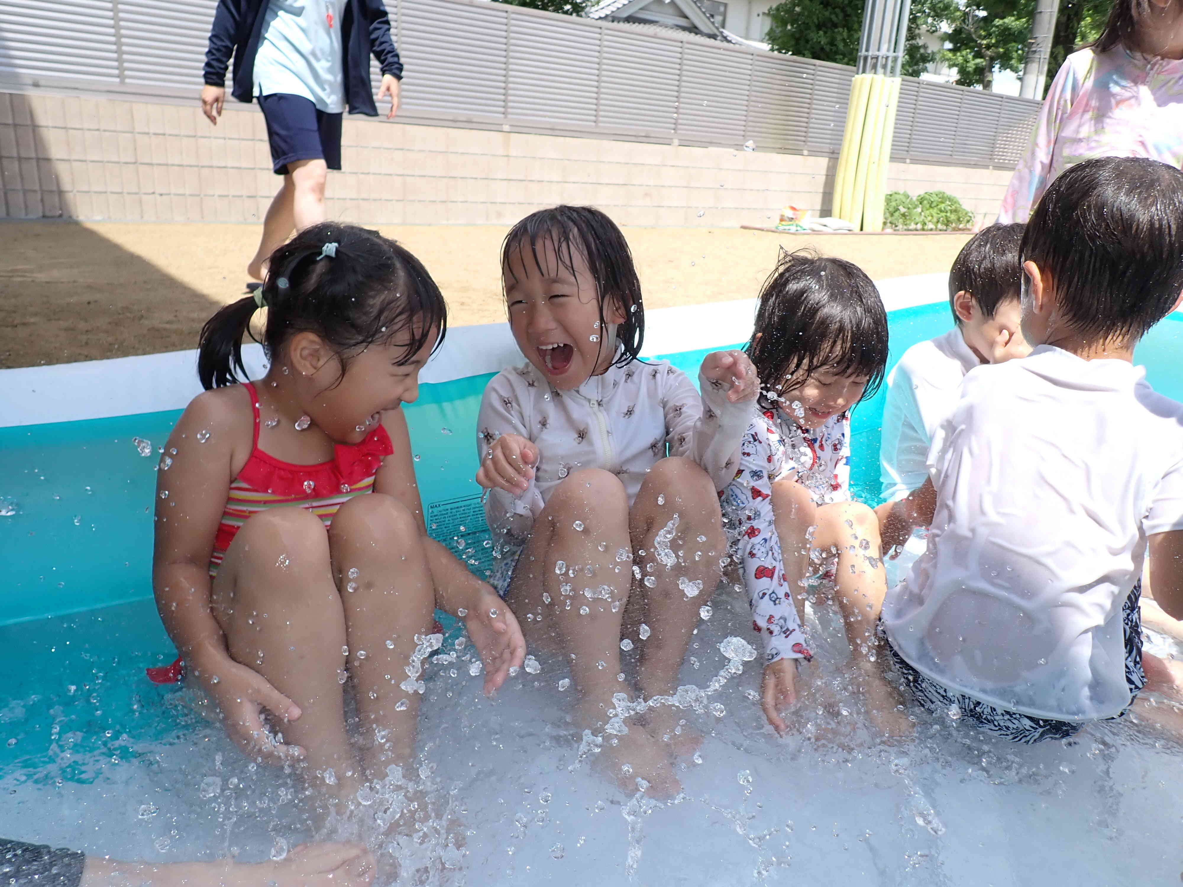 プール遊び（きりん・ぱんだ組）｜ニチイキッズ天理川原城保育園